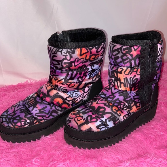 Women's Ugg Boots - Picture 2 of 4